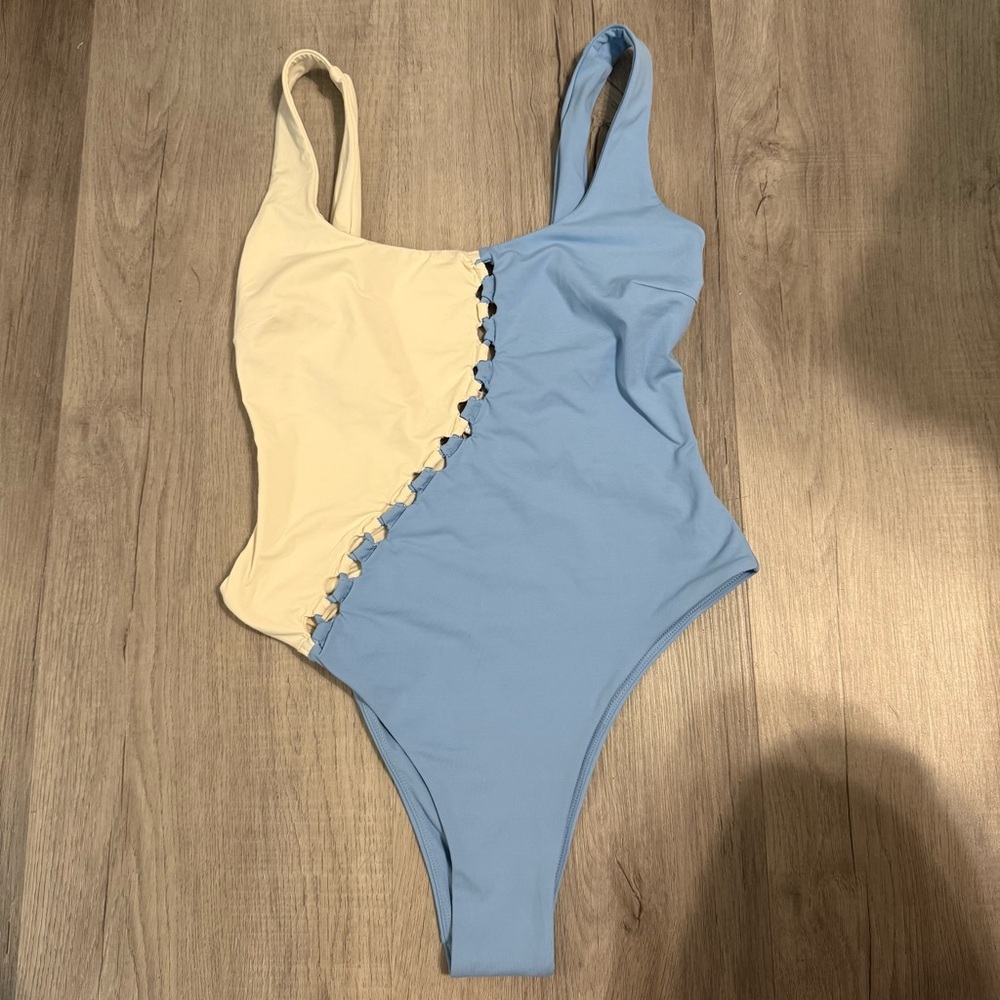 ❤️ L*Space Solstice Blue and Off-White One-Piece Swimsuit with Bitsy Coverage - Picture 2 of 5